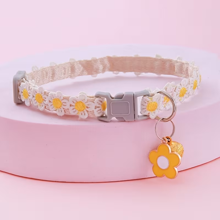 طوق من الدانتيل بورود صفراء لطيفه 