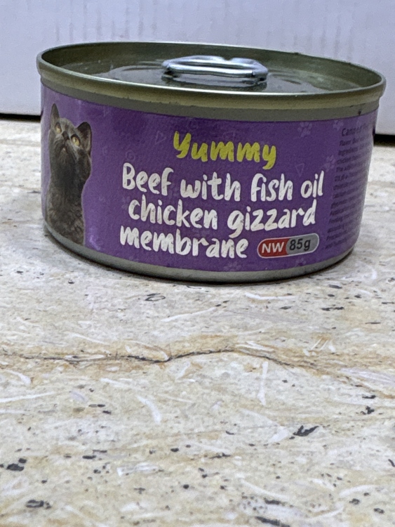 معلبات يامي للقطط بنكهة اللحم البقري وزيت السمك وقوانص الدجاج