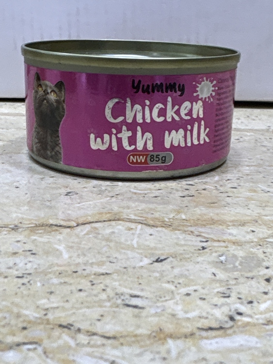 معلبات يامي للقطط بنكهة الدجاج و الحليب