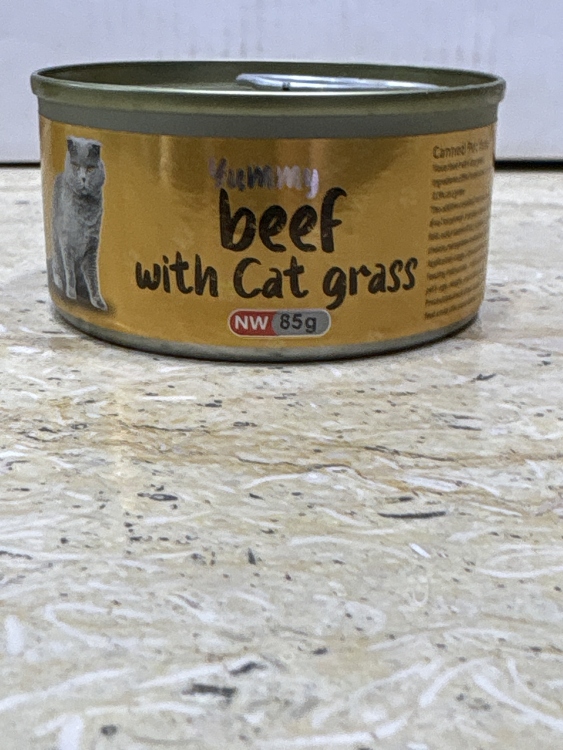 معلبات يامي للقطط بنكهة لحم بقري مع عشبة القطط