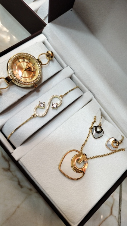 طقم اكسسوار وساعه