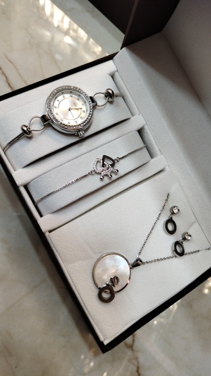 طقم اكسسوار وساعه