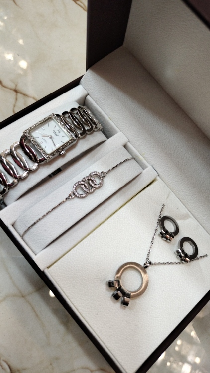 طقم اكسسوار وساعه