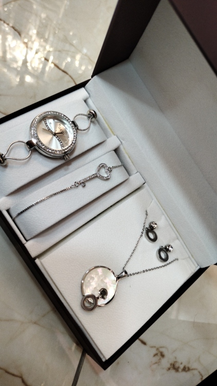 طقم اكسسوار وساعه