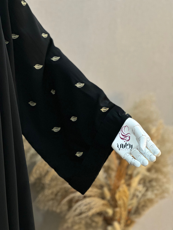 عباءة بأكمام واسعة (باللّون الأسود فقط ) 
