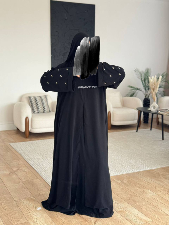 عباءة بأكمام واسعة (باللّون الأسود فقط ) 