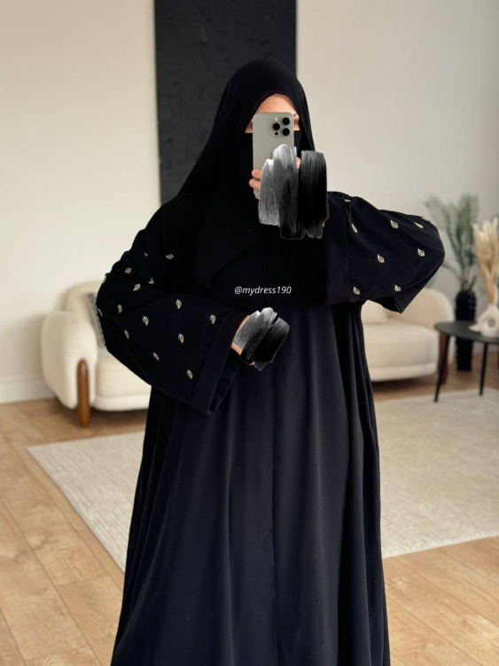عباءة بأكمام واسعة (باللّون الأسود فقط ) 
