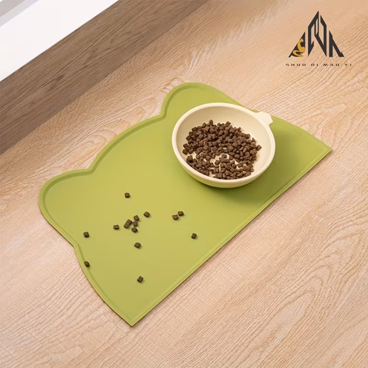 سجادة لأطباق طعام القطط من السيليكون باللون الوردي 