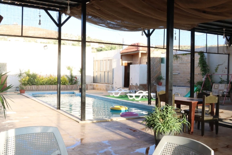 مزرعه مع بركه في الجبيهه قرب شارع الاردن قريه ابو حامد