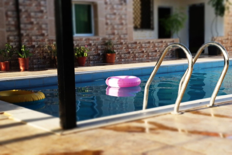 مزرعه مع بركه في الجبيهه قرب شارع الاردن قريه ابو حامد