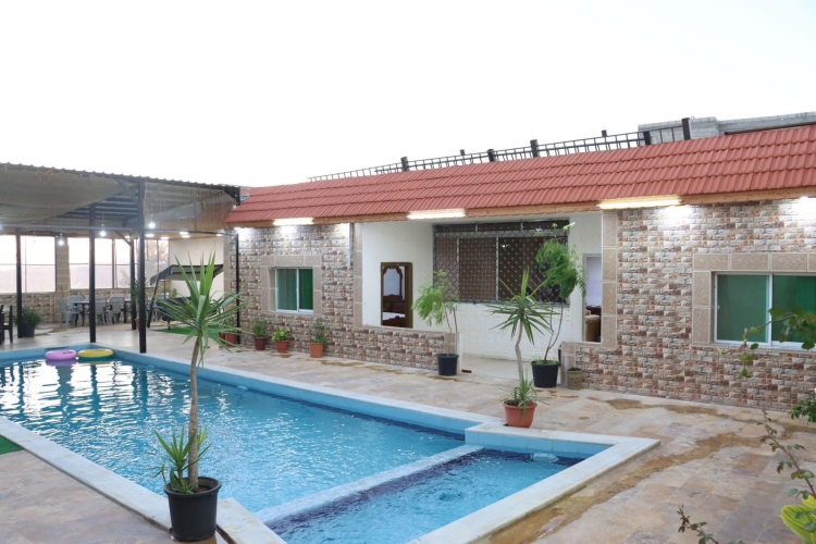 مزرعه مع بركه في الجبيهه قرب شارع الاردن قريه ابو حامد