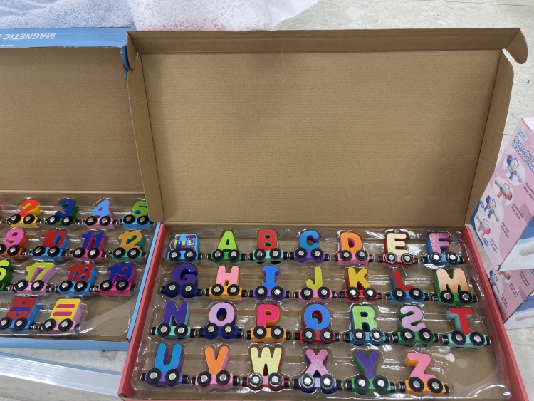 قطار الاحرف الانجليزية الخشبية المغناطيسية  اجعل طفلك يركب كلمات 