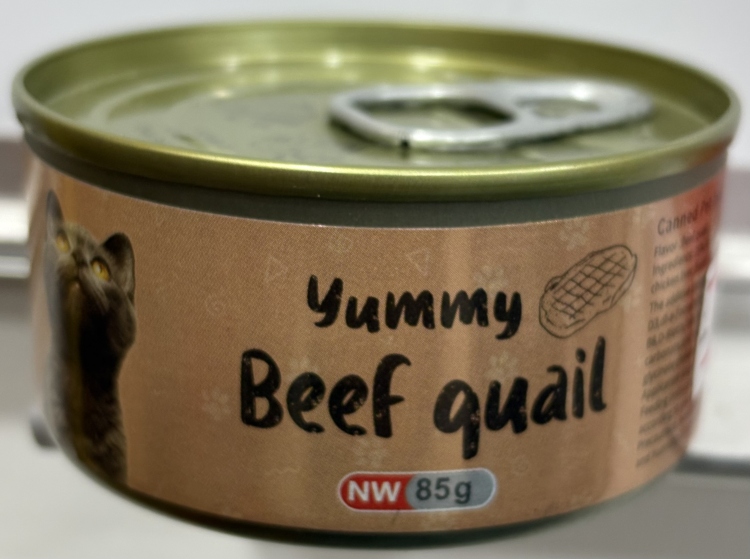 معلبات يامي للقطط بنكهة لحم البقري مع السمان 