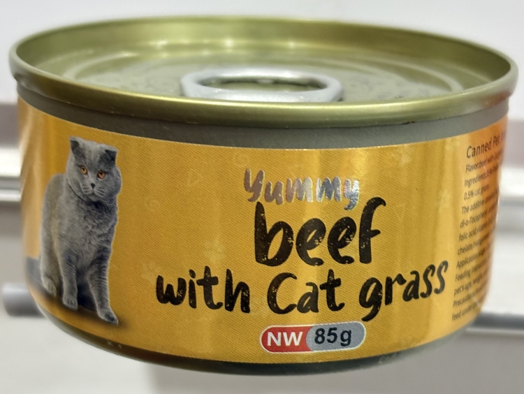 معلبات يامي للقطط بنكهة لحم بقري مع عشبة القطط