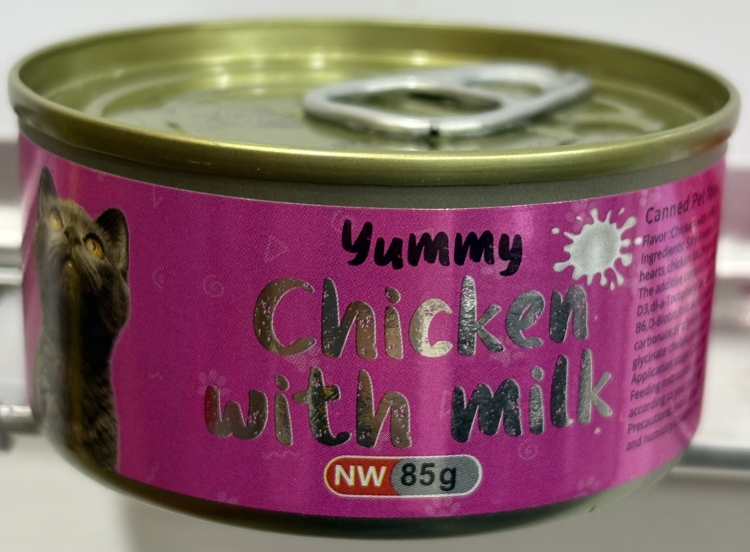 معلبات يامي للقطط بنكهة الدجاج و الحليب