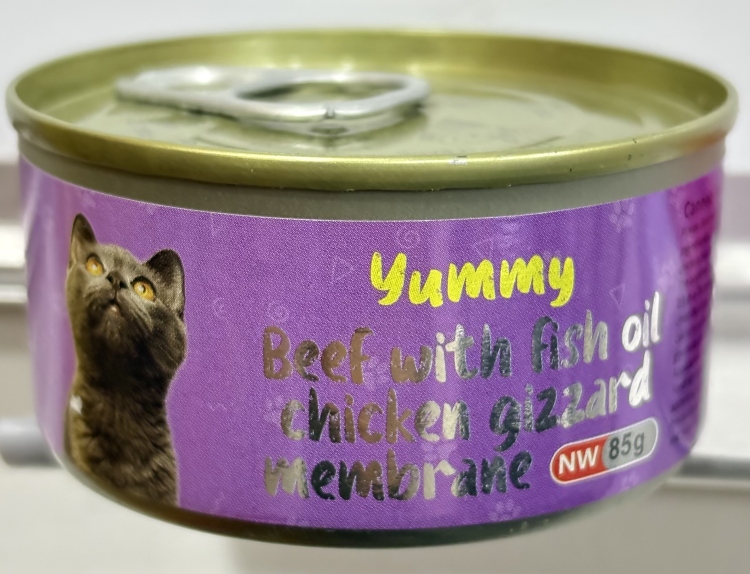 معلبات يامي للقطط بنكهة اللحم البقري وزيت السمك وقوانص الدجاج