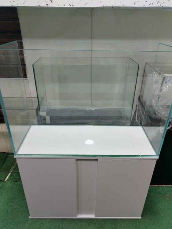 حوض كريستال مع طاولة 