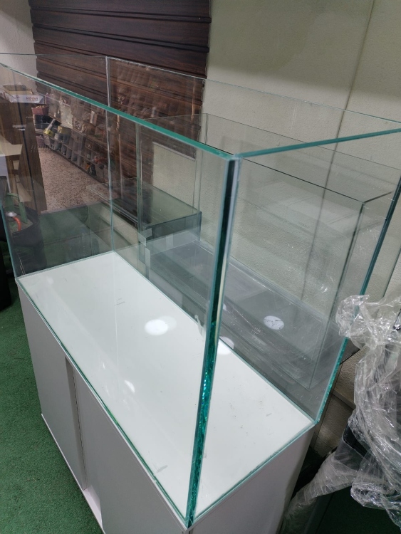 حوض كريستال مع طاولة 