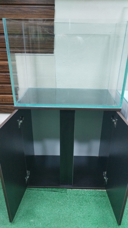 حوض سمك مع قاعده